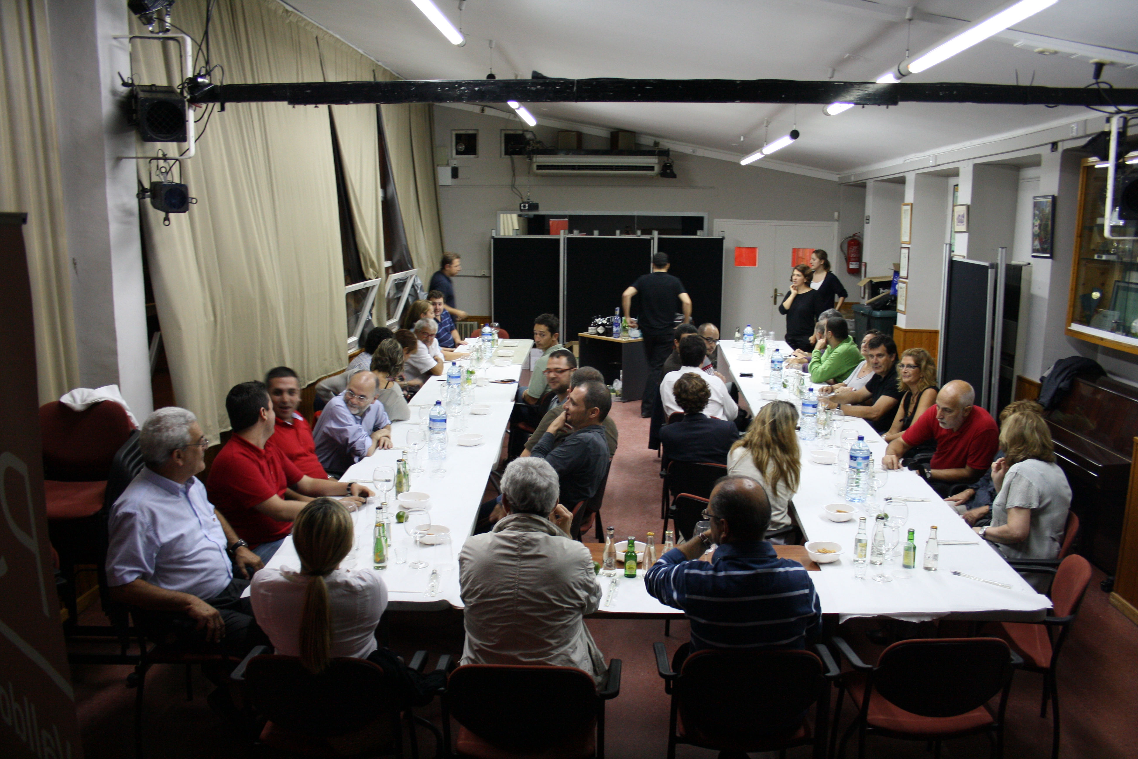 Preparant les brases, sardinada 2013